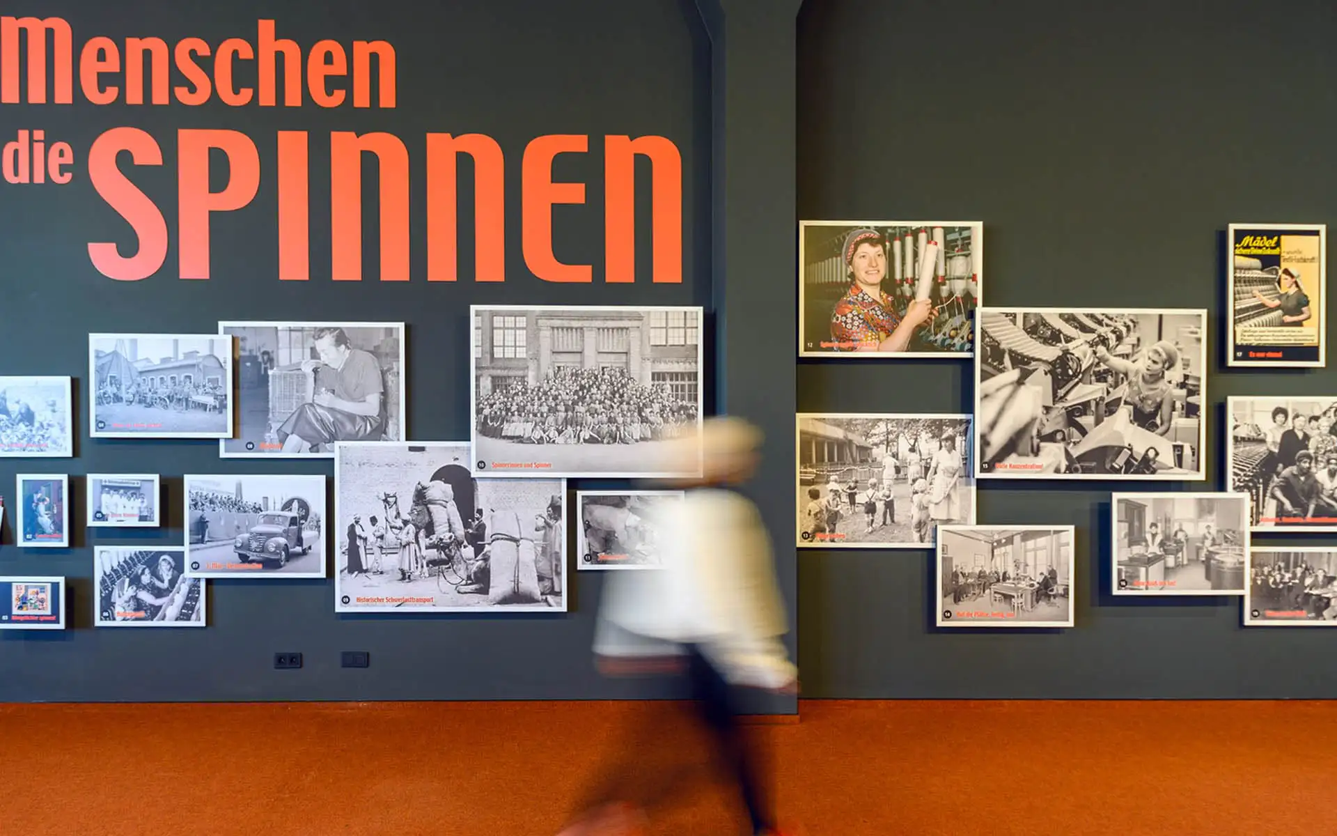 Fotowand mit dem Schriftzug Menschen die spinnen und historischen Aufnahmen