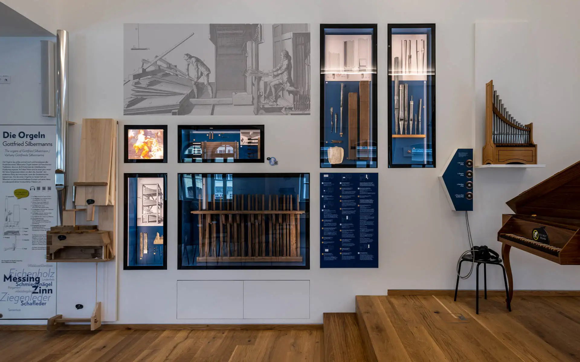 Gewölbegang mit Vitrinen; im Boden eine verglaste Fundnische.