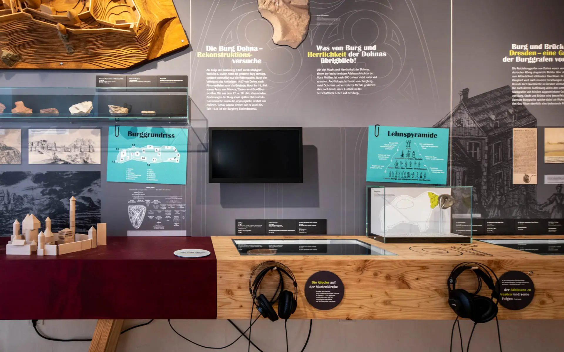 Multimediale Station mit Kopfhörern, Glasvitrinen und Modellen. Tafeln zu Burg Dohna und Lehenspyramide.