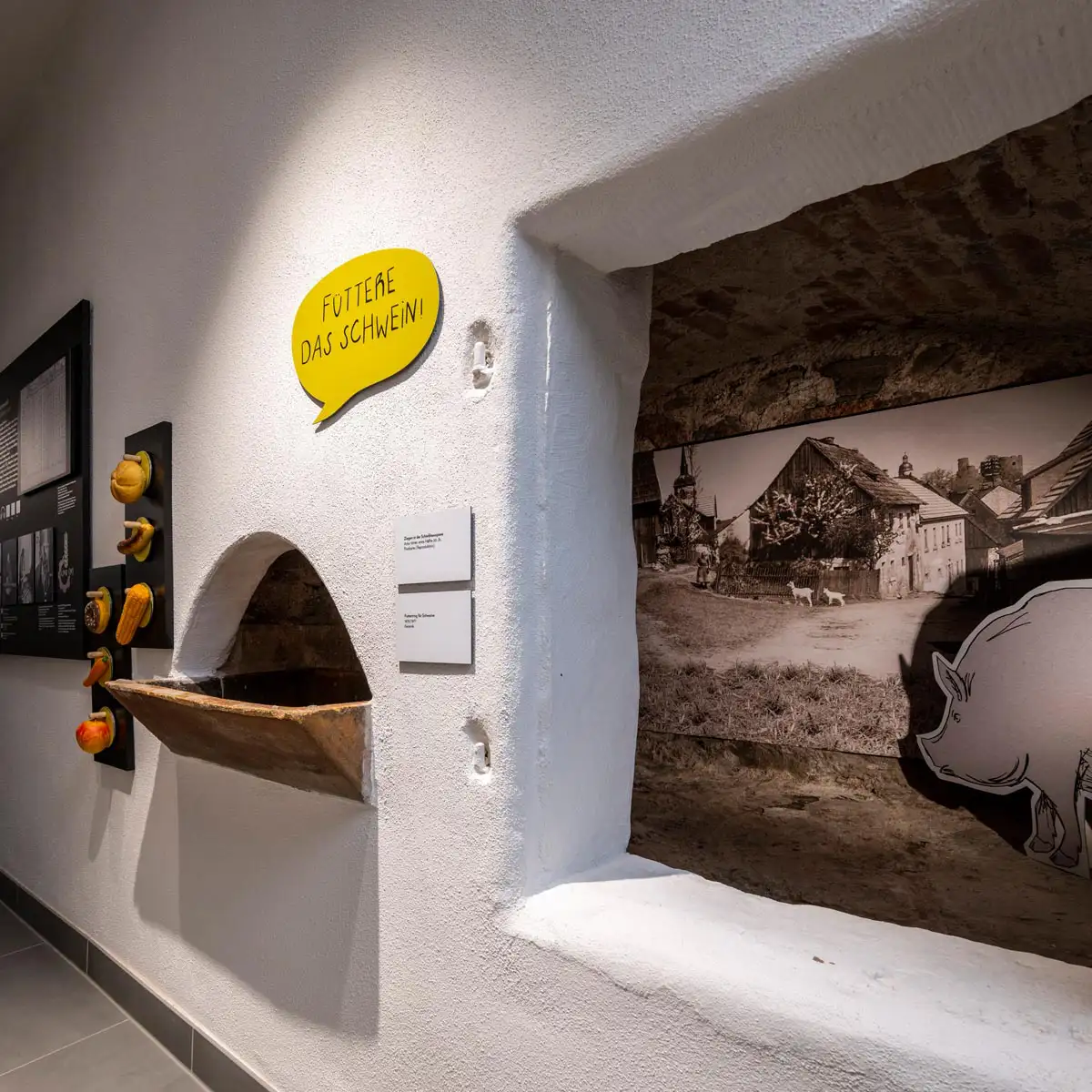 Musiksaal mit Orgel und weiteren Tasteninstrumenten, Reihenbestuhlung.