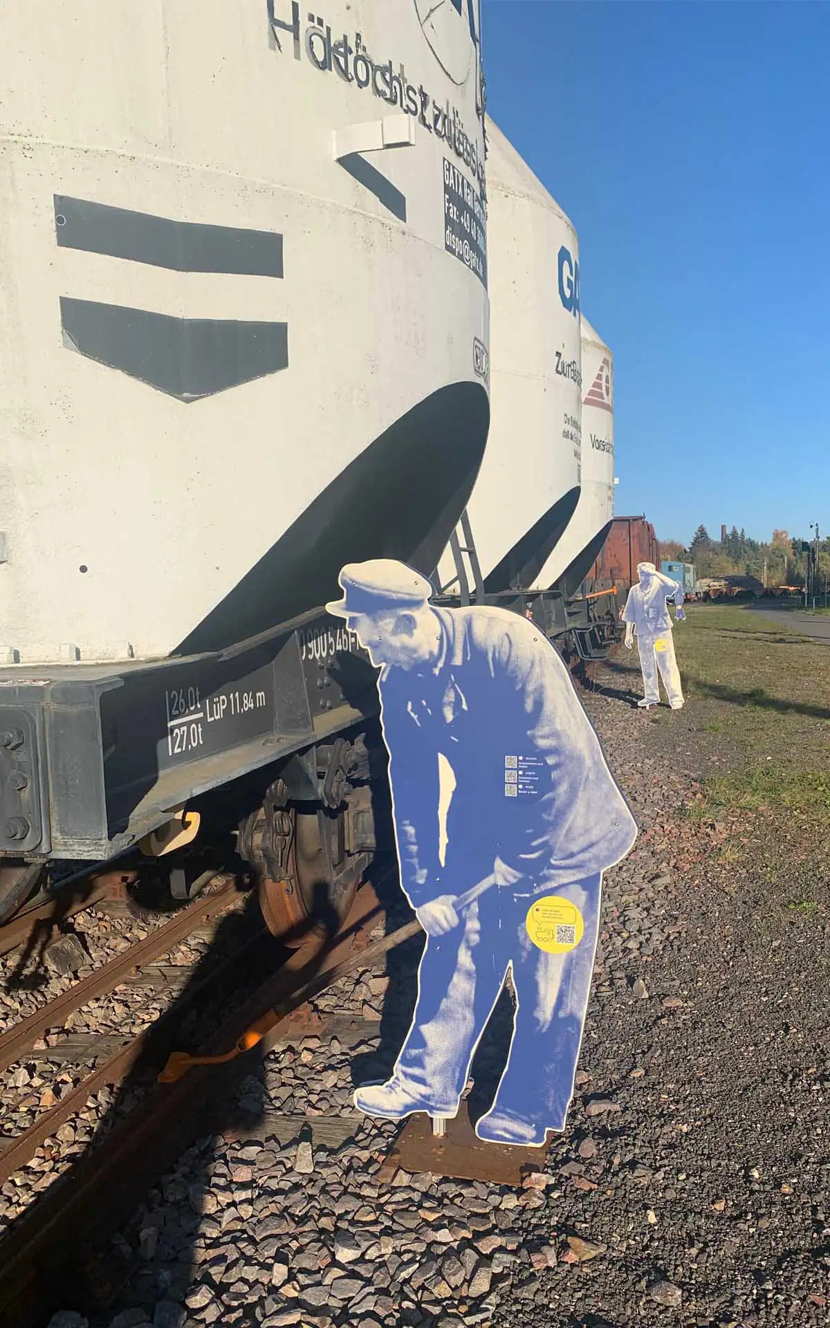 Kinder mit Helmen und Warnwesten steigen in eine Dampflok