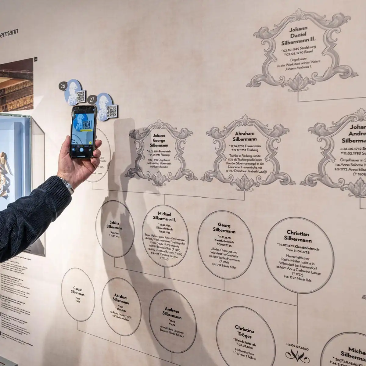 Zeitleiste der Stadtgeschichte auf schwarzer Wand mit gelb hinterleuchteten Vitrinen und Bildtafeln.