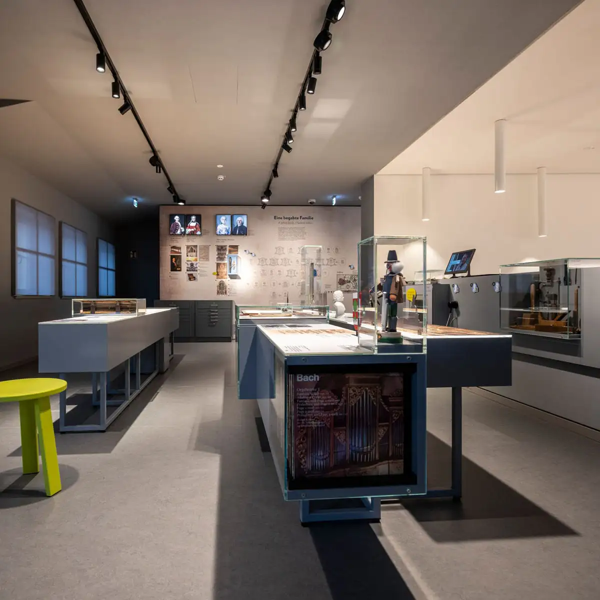 Ausstellungsraum mit Vitrinen und Bildtafeln.