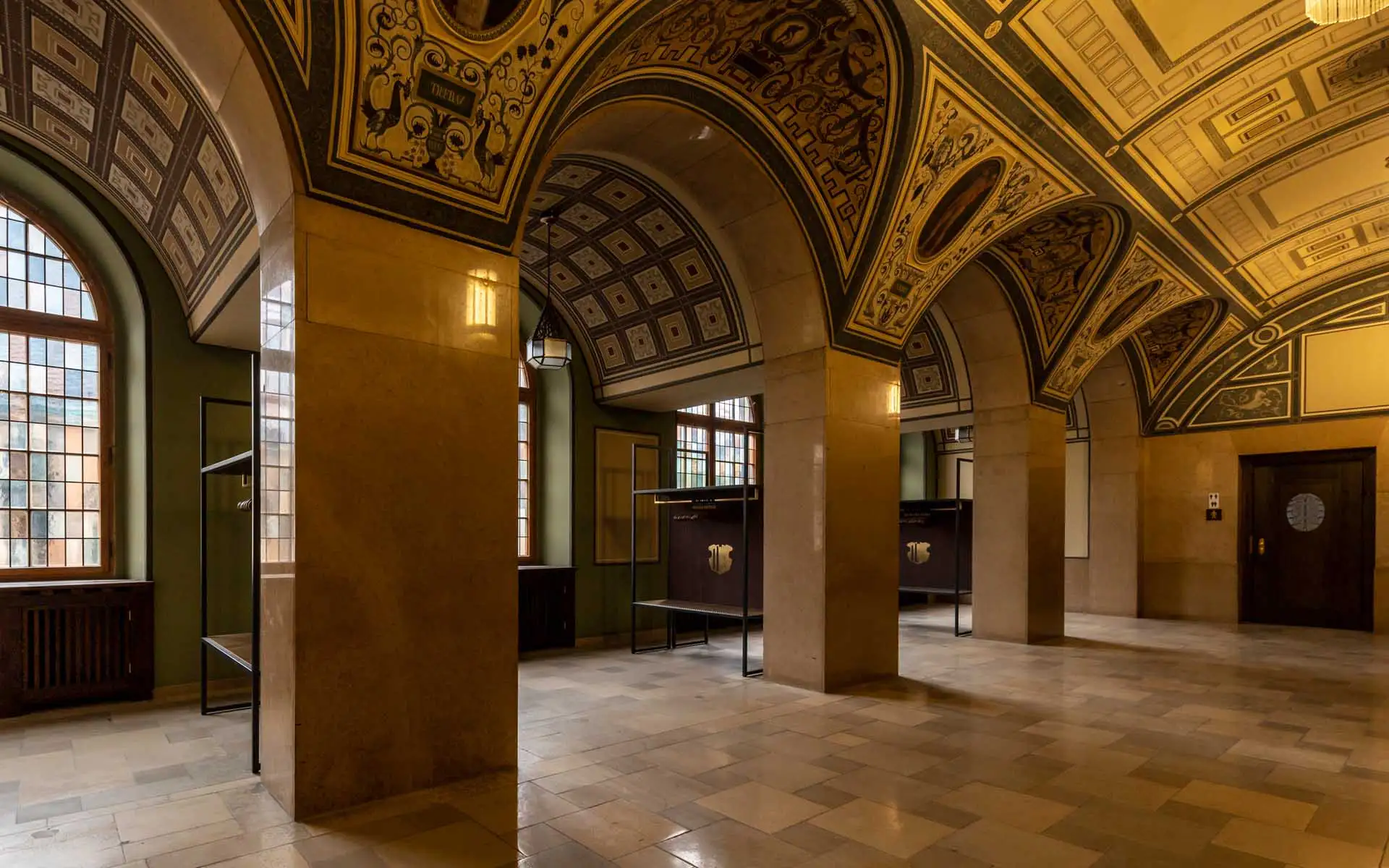 Großformatige Wandgrafik mit Stadtplänen und Zeitachse zur Stadtentwicklung