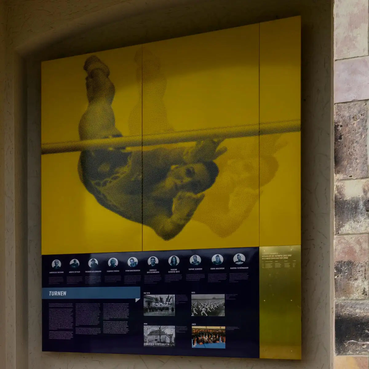 Detailtafel Turnen: gelbe Großgrafik eines Turners mit Zeitlinie und Bildleiste darunter