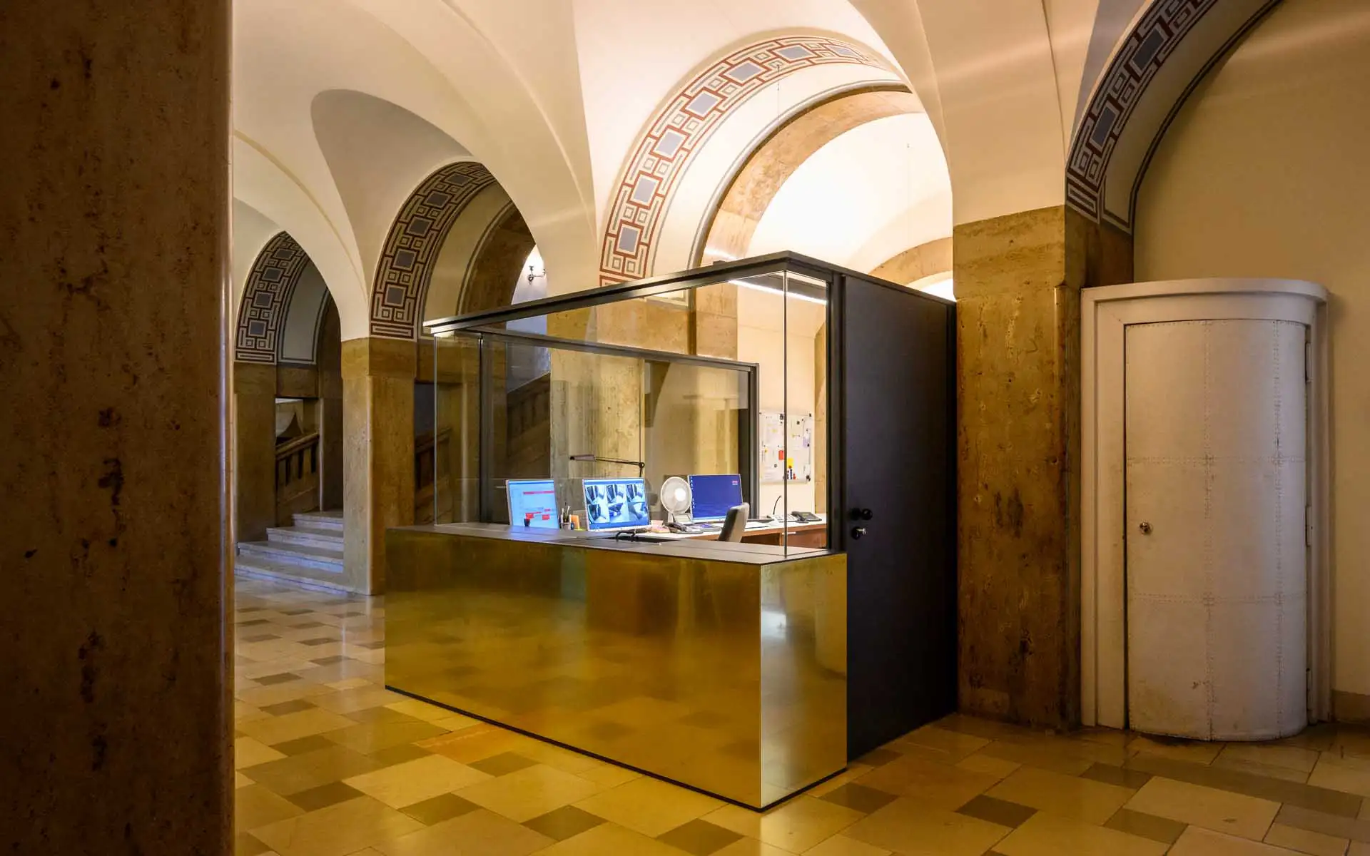 Detail einer historischen Wandgrafik mit Jahreszahlen und Kartenausschnitten