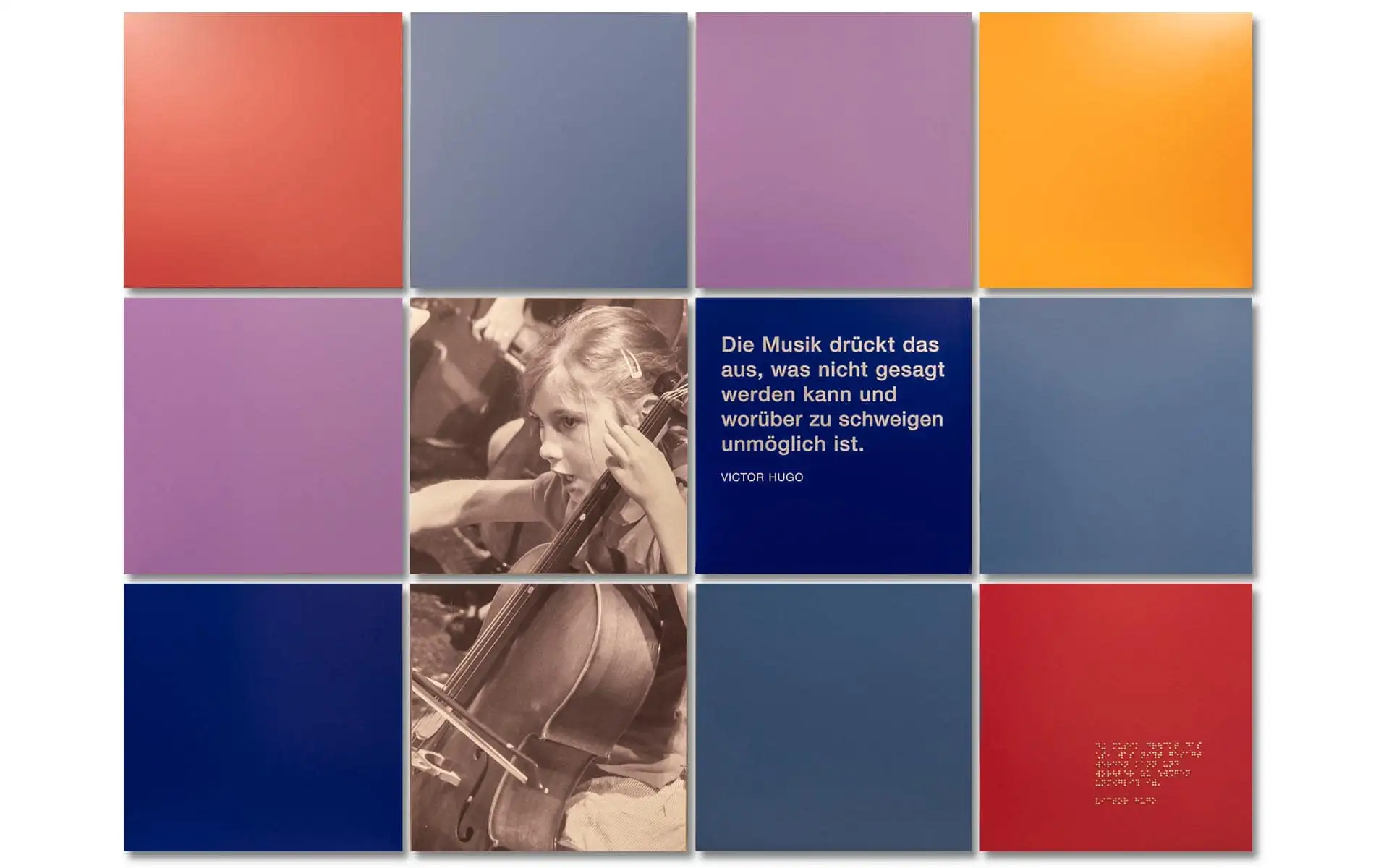 Grafisches Wandpaneel der Musikschule Chemnitz mit farbigen Flächen und Musikzitat.