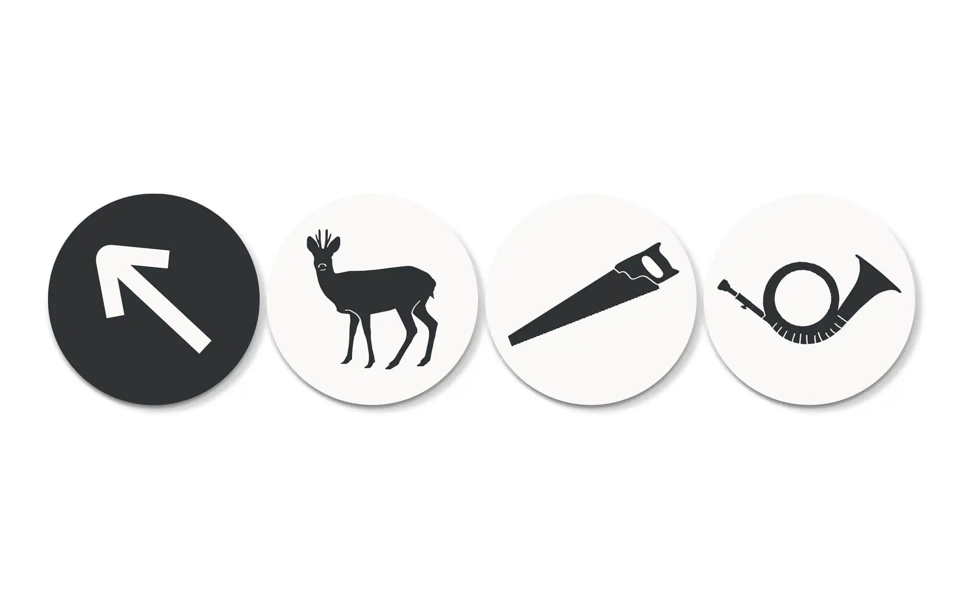 Reihe grafischer Piktogramme, darunter Pfeil, Reh, Säge und Horn – Teil eines Leitsystems.