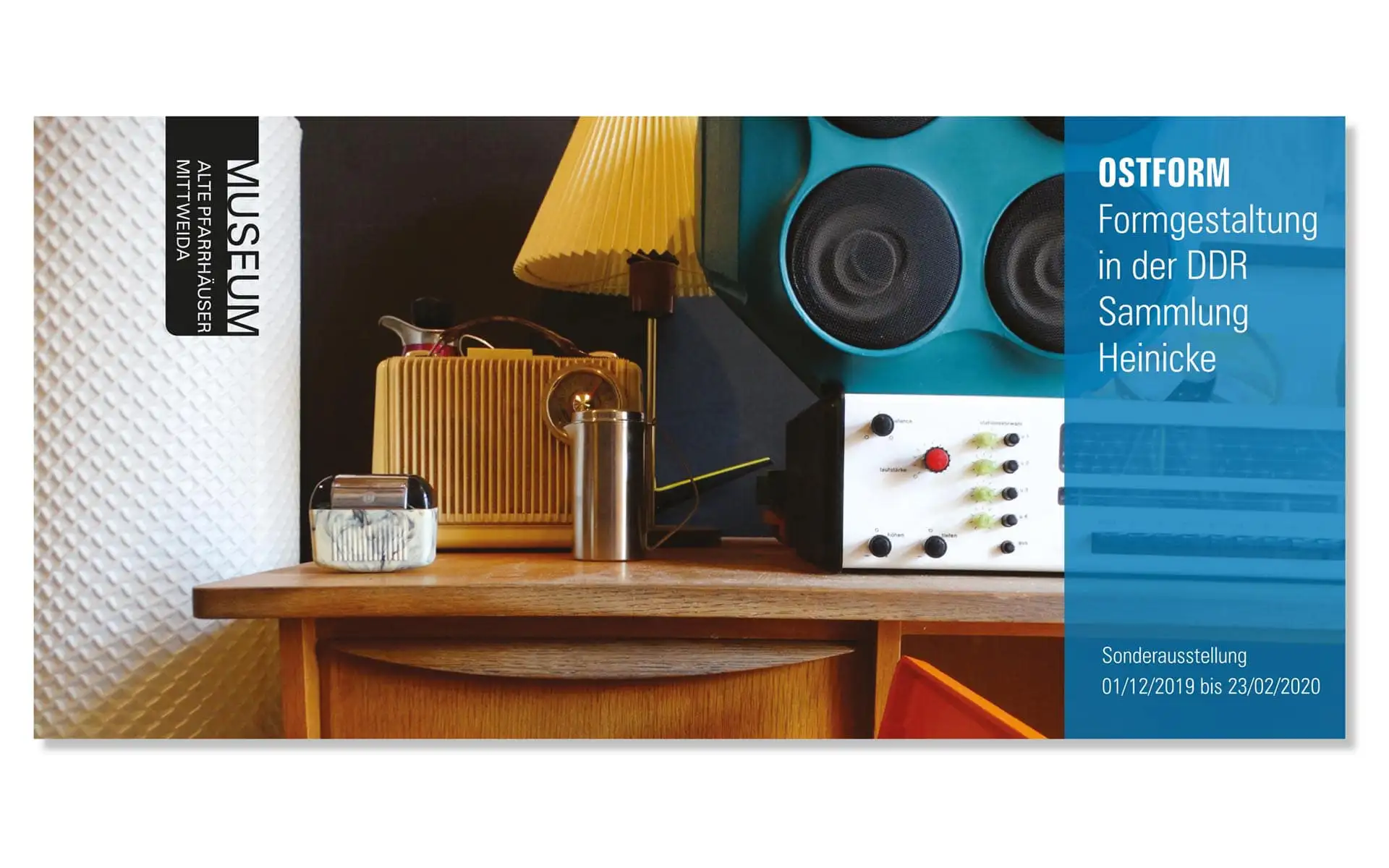 Plakatmotiv zur Ausstellung „OSTFORM – Formgestaltung in der DDR“ mit Stillleben aus Designobjekten und blauem Textfeld.