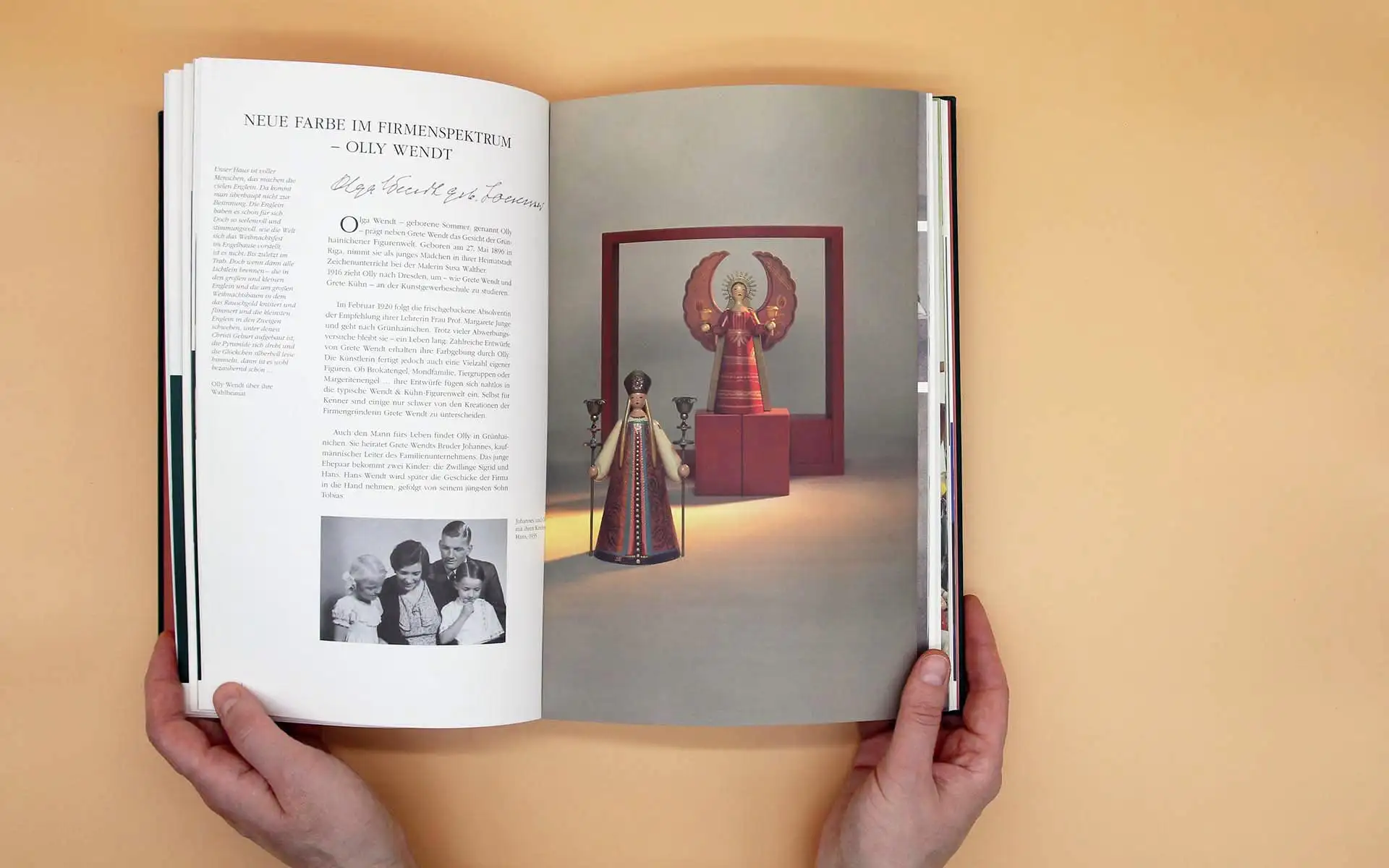 Aufgeschlagenes Buch mit Textseite links und ganzseitiger Abbildung einer historischen Figur rechts.