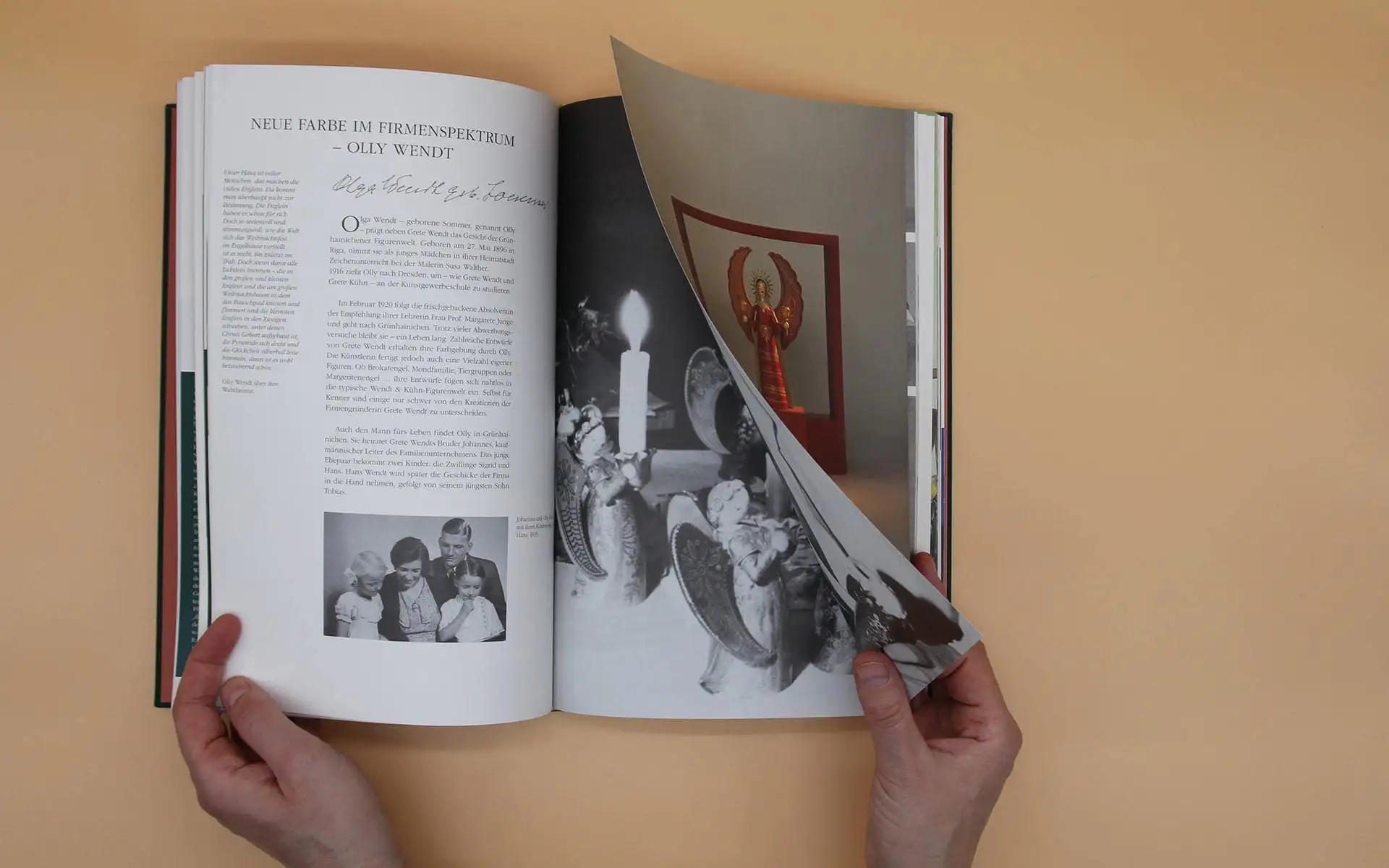 Aufgeschlagenes Buch mit Schwarzweißfotografie rechts und begleitendem Text zur Firmengeschichte links.