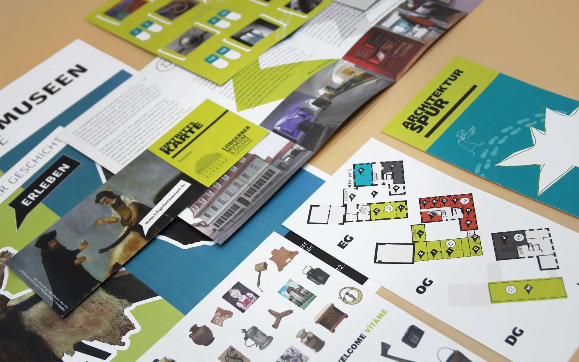 Detailansicht von Broschüren und Karten des Museums Lohgerber mit grafisch aufbereiteten Grundrissen.