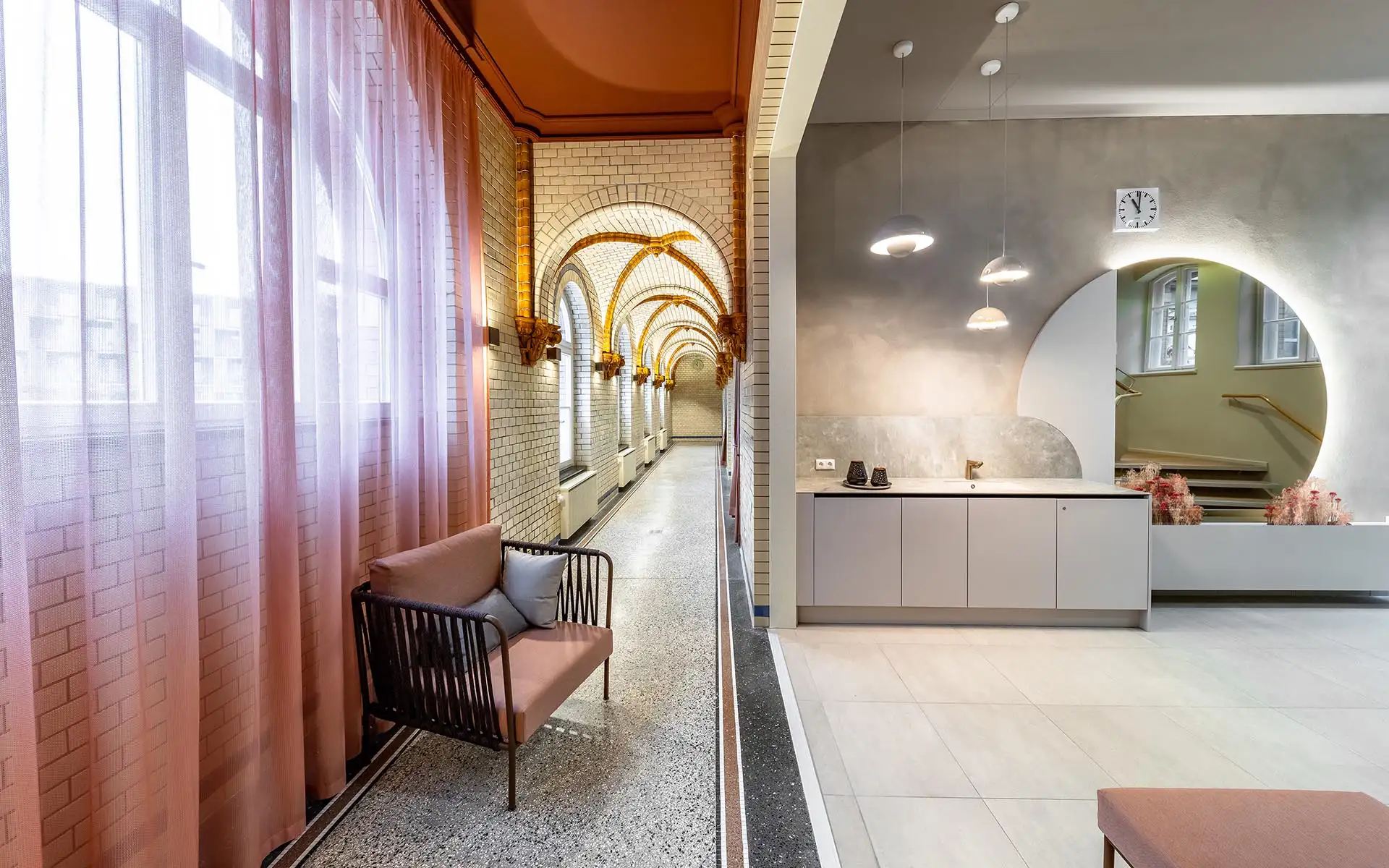 Spa-Bereich mit Sitznische, Rundspiegel und dekorativen Gewölben in den Sächsischen Staatsbädern Bad Elster.