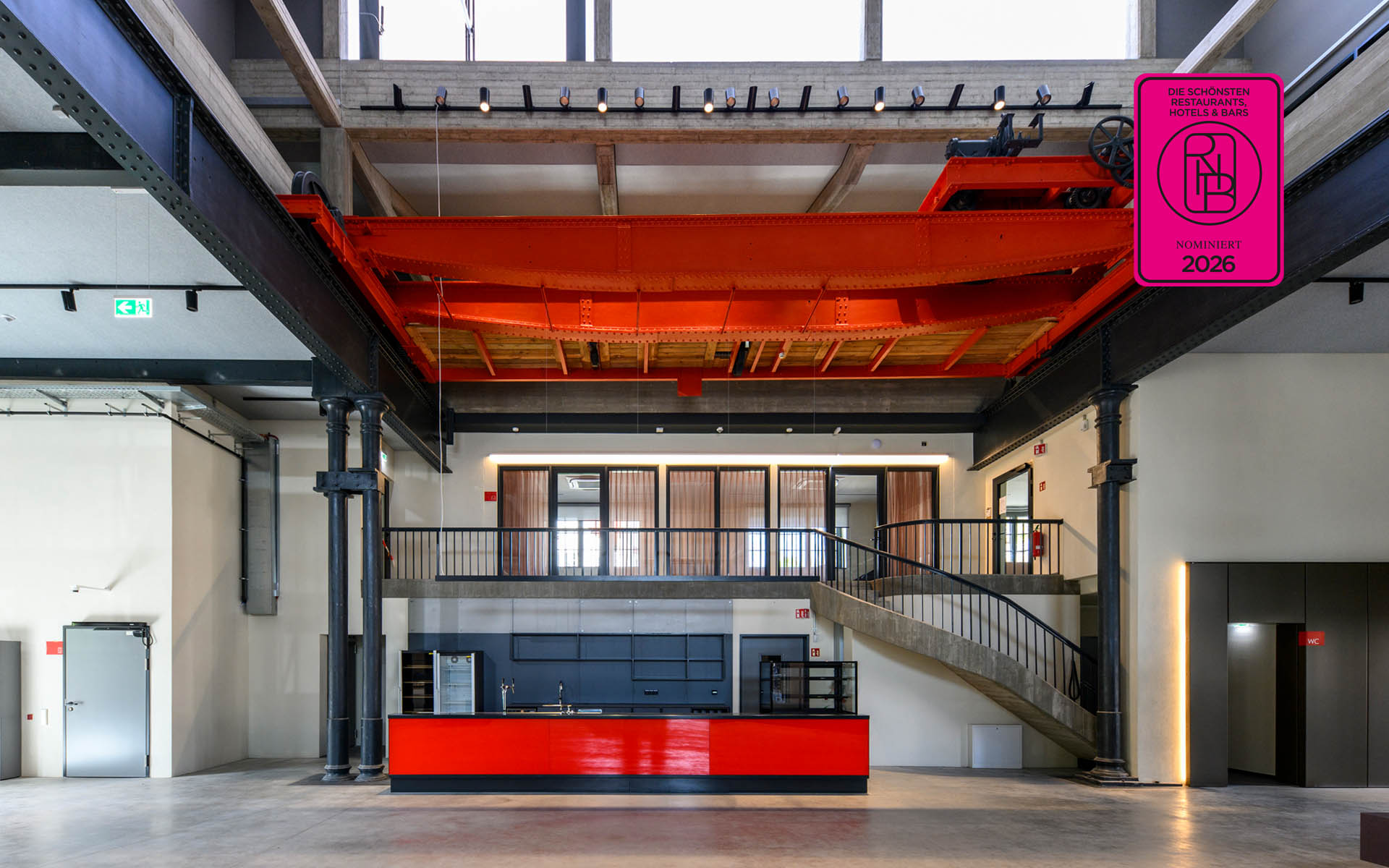 Frontale Ansicht: rote Kranbahn über Theke, seitliche Treppe