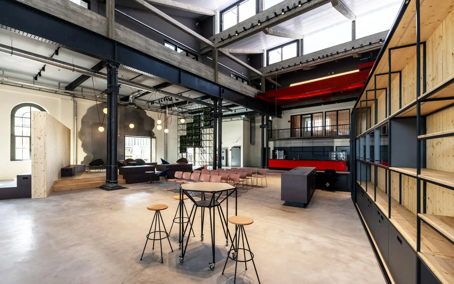 Offener Veranstaltungsraum mit Bestuhlung, Regalen und Kranbahn