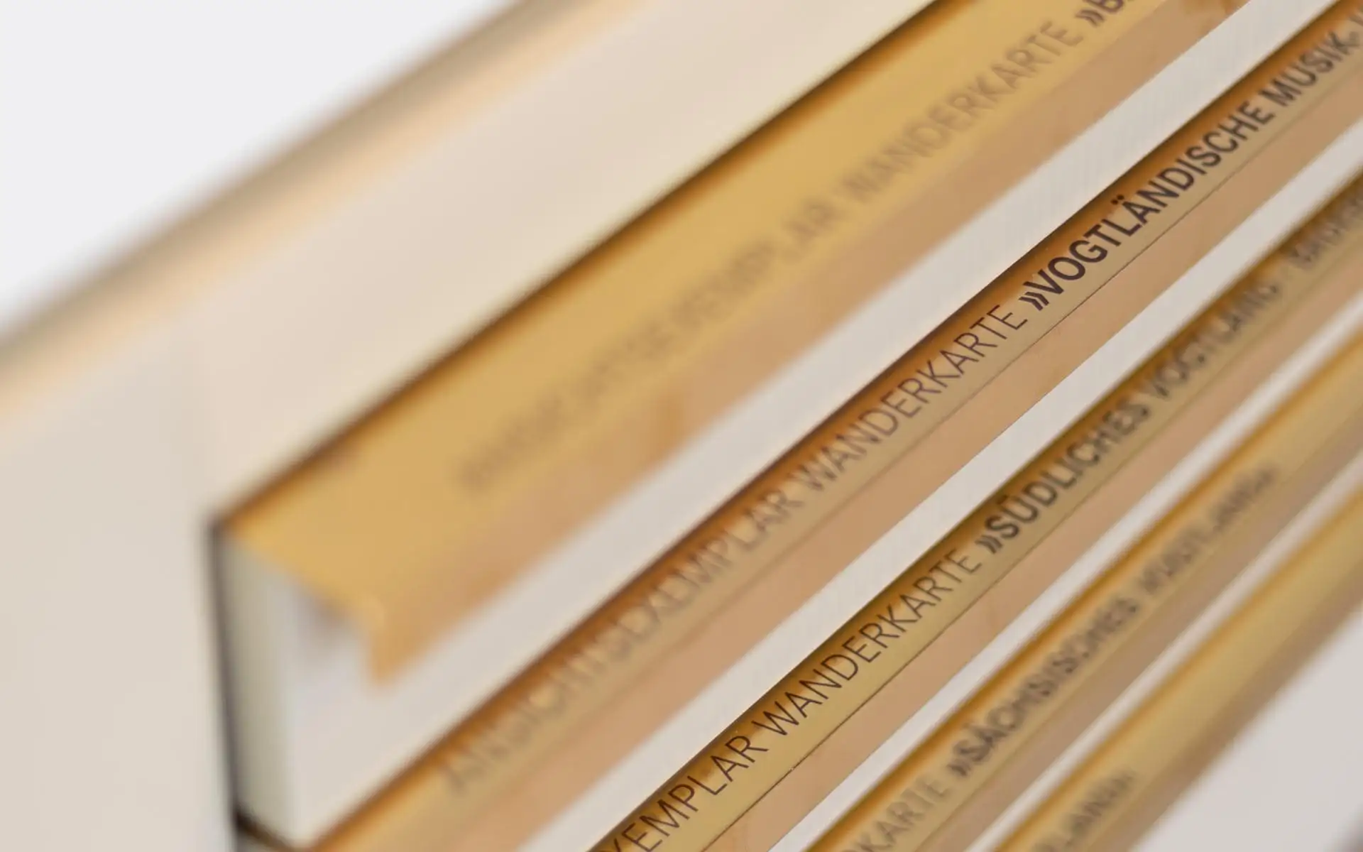 Detailaufnahme von gestapelten Karten und Broschüren.