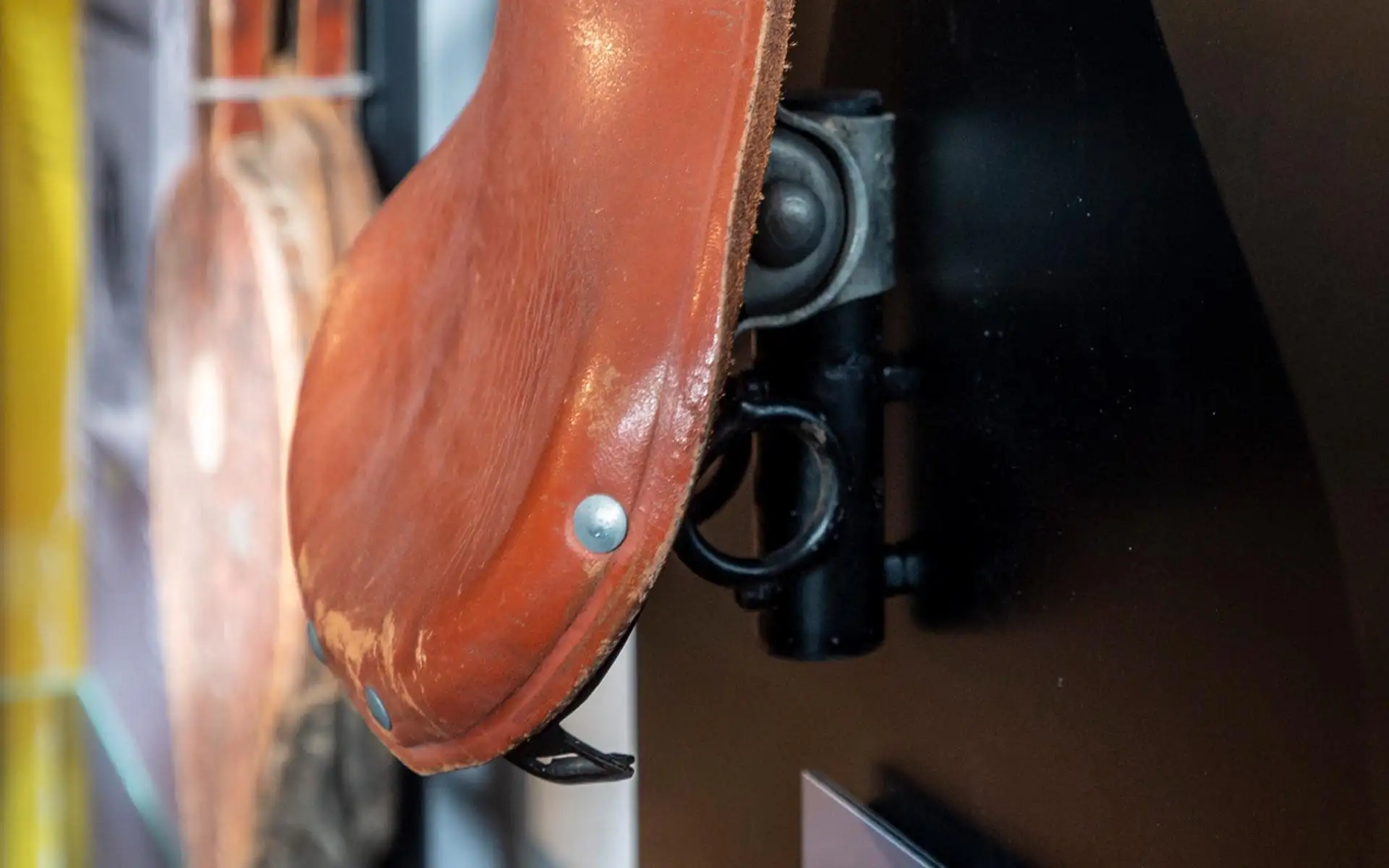 Vertikale Holzlamellen als transparenter Raumteiler zwischen Gastraum und Thekenbereich mit integrierter Beleuchtung.