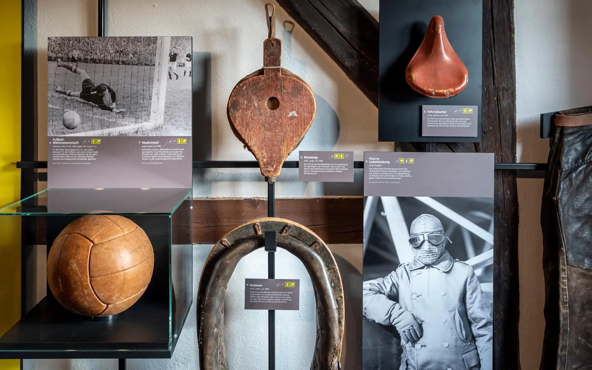 Moderne Cafétheke mit türkisfarbener Fliesenfront, heller Arbeitsfläche und skulpturalen Pendelleuchten aus Holz.