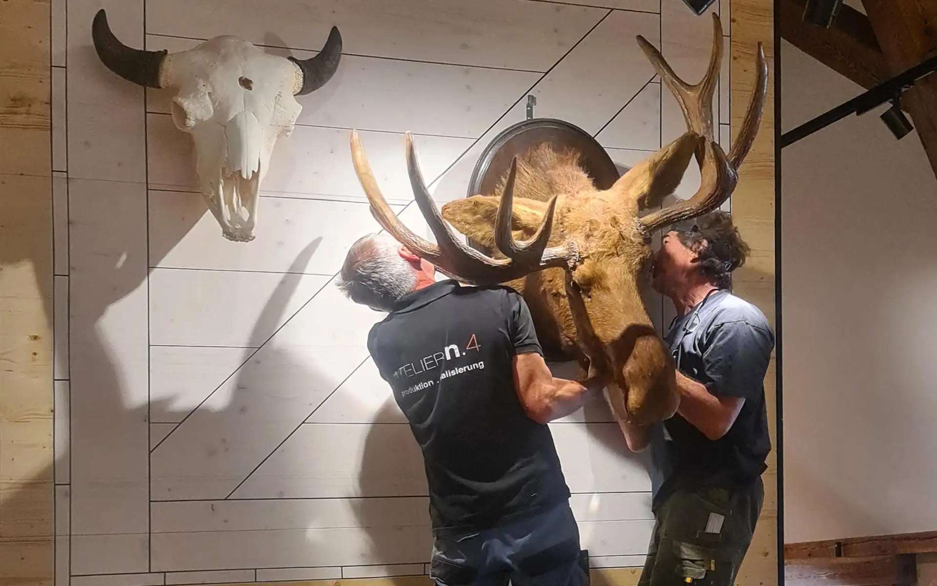 Frontansicht der Cafétheke mit vertikalen Keramikfliesen, integrierter Technik und ruhiger, moderner Farbgestaltung.