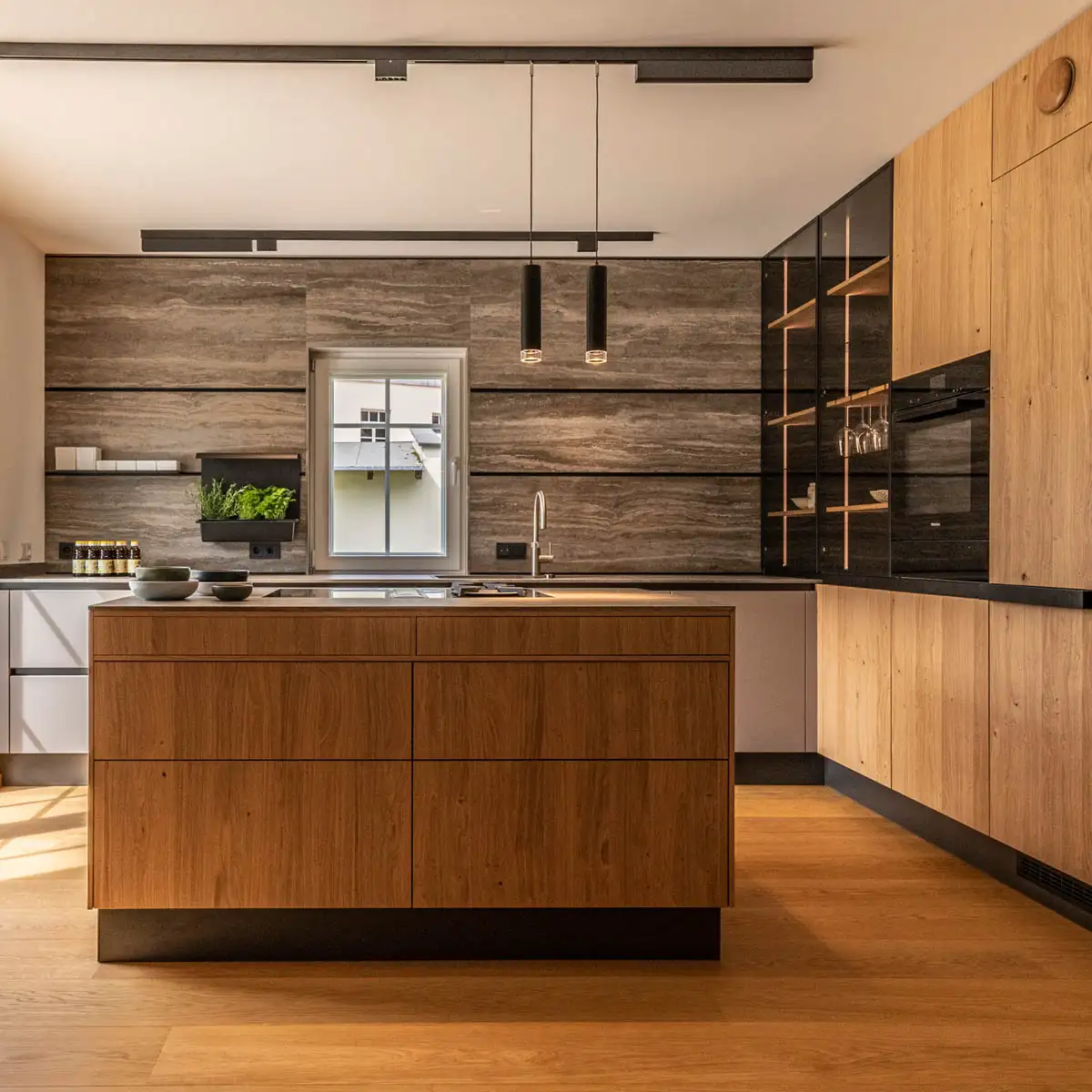 Moderne Küche mit Kücheninsel und Schränken.